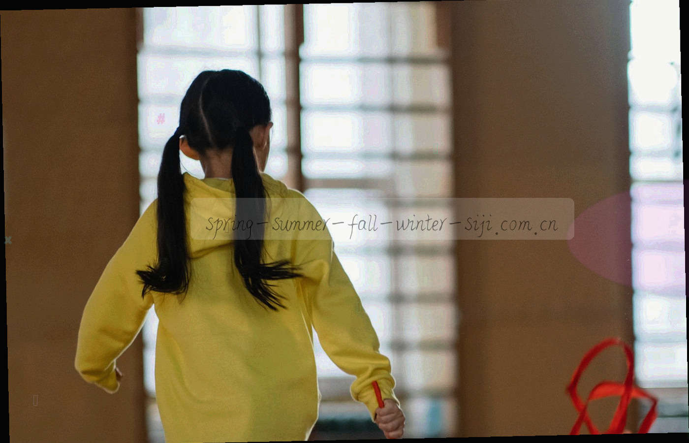 四组季度色卡、标签与包装样品并排陈列